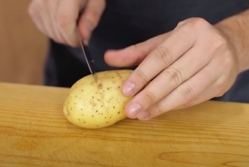 Sjajan trik kako da ogulite KORU SA KROMPIRA u nekoliko poteza (VIDEO)