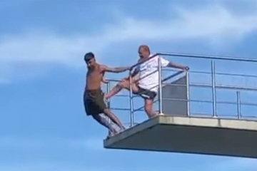 Spasilac na bazenu brutalno gurnuo mladića sa skakaonice