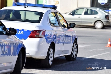 Bio za volanom auta bez tablica: Oduzeli vozilo Bijeljincu, ima 27.773 KM neplaćenih kazni