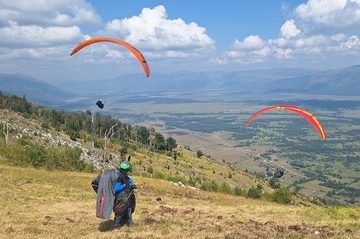 Spektakl na nebu BiH: 50 paraglajdera letjelo od Drvara do Glamoča čak 90 kilometara (VIDEO)