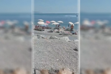 Okreću janje na plaži Jaz kod Budve