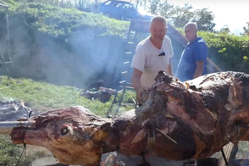 Bik na ražnju i jagnjetina besplatno za sve koji dođu (VIDEO)