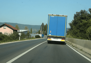 Vozio sa različitim tablicama: Policija oduzela kamion "mercedes"