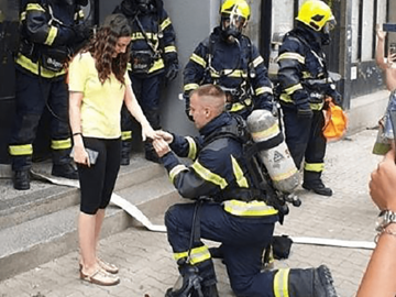 BATALJON ZA NJENU RUKU Dinu su vani iznijeli vatrogasci, a onda je jedan KLEKNUO