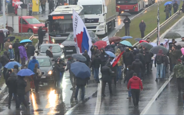 SRBIJA Tuča na blokiranom autoputu, desničari vrerbalno napali i novinara /VIDEO/ 