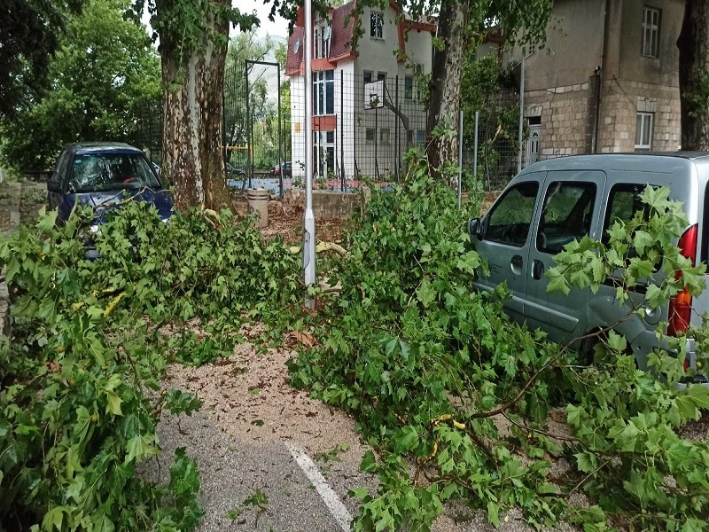 Cafe.ba - Olujno Nevrijeme Pogodilo Trebinje, Građani Prijavljuju štetu